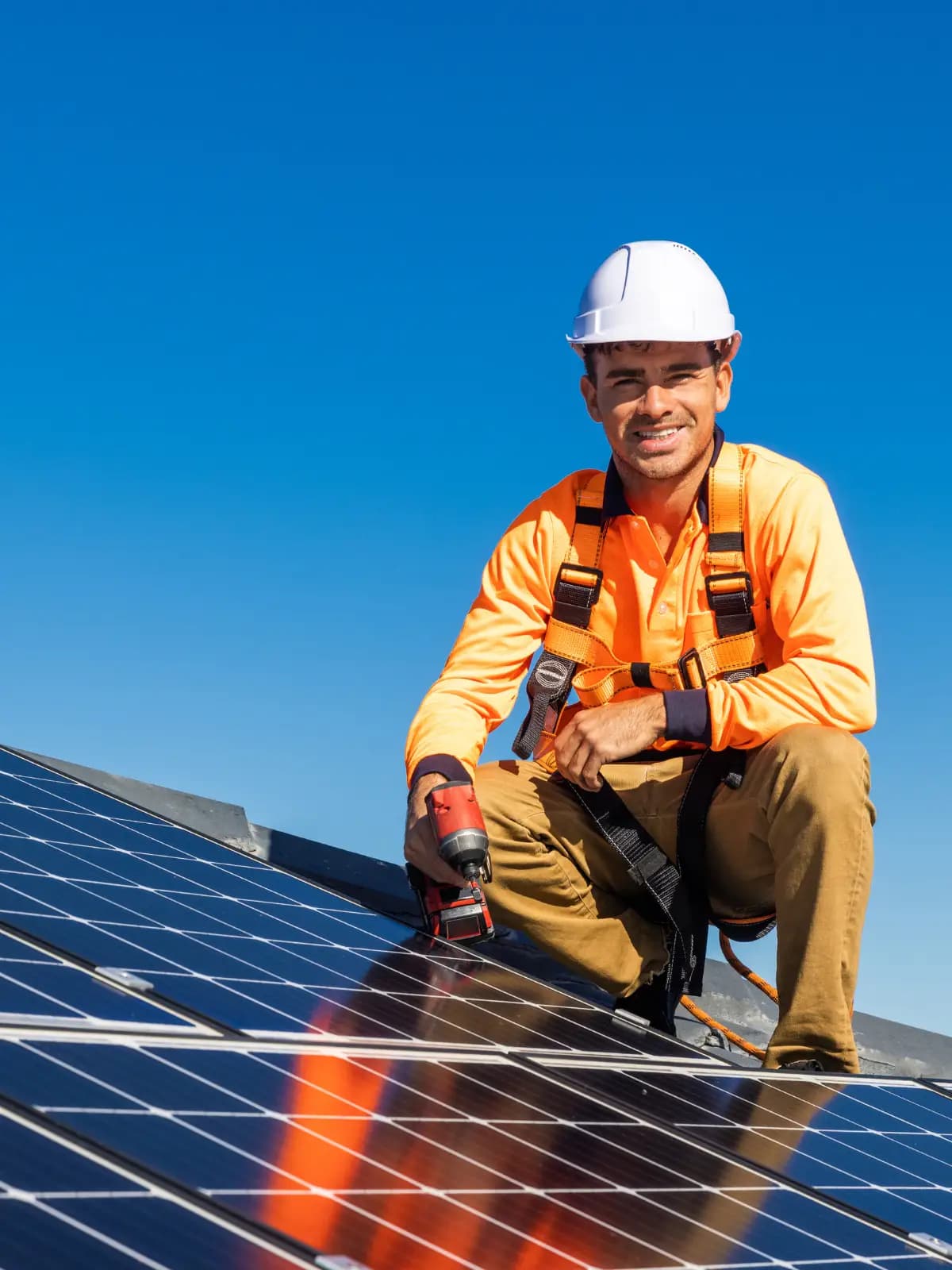 Technicien installant des panneaux solaires