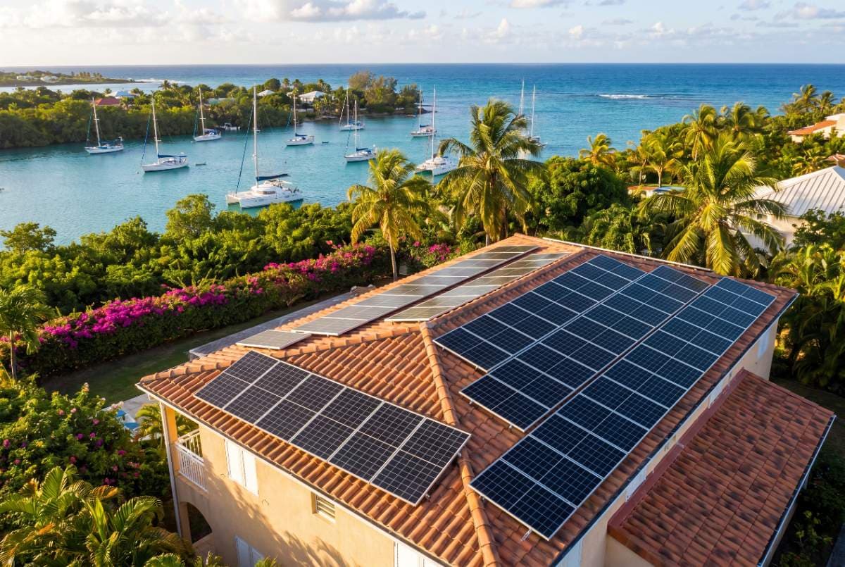 Panneaux solaires Le Gosier vue villa avec lagon Bas-du-Fort en arrière-plan